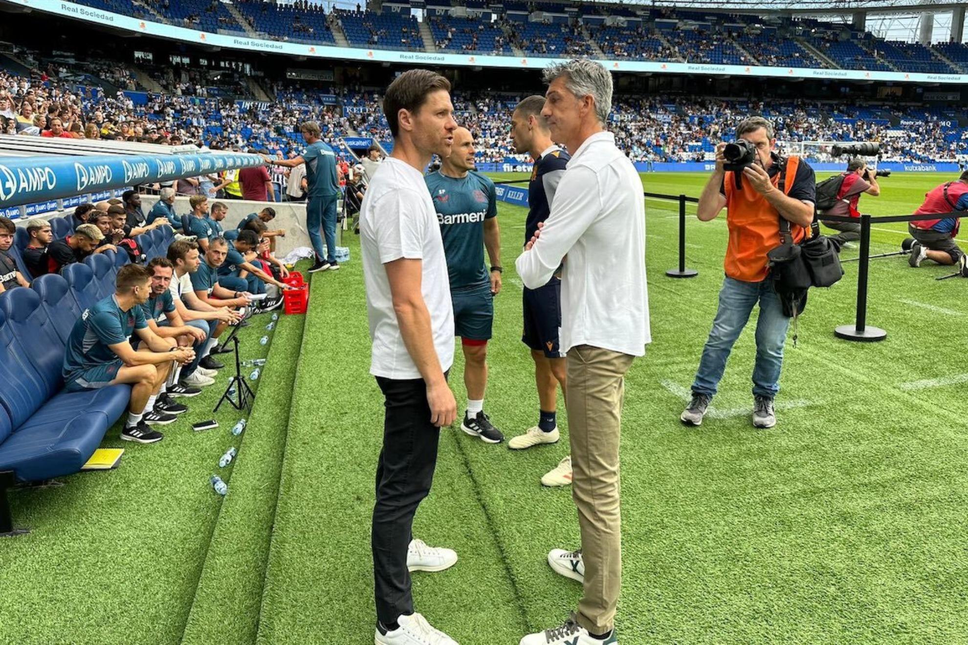 的身份重返, 皇家社会在