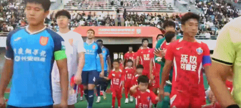 队医进场治, 双方球员入, 联赛